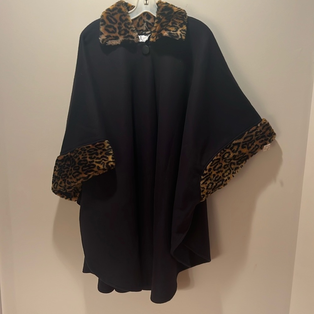 NWT VINTAGE CBO NEW YORK FLEECE CAPE WITH LEOPARD FAUX FUR COLLAR AND SLEEVES
